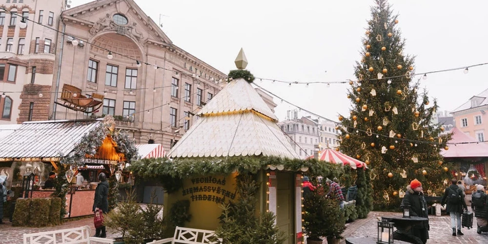 Ziemassvētku tirdziņš Doma laukumā.