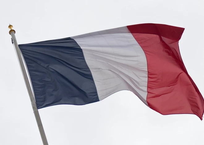 Virs Francijas kodolzemūdeņu atrašanās vietas manīti droni; Francijas spēkiem nākas atklāt uguni