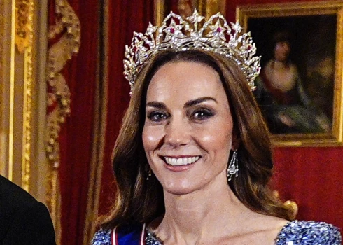 Princese Ketrīna Vācijas valsts vizītei par godu rīkotajā banketā Vindzoras pilī šā gada 3. decembrī.