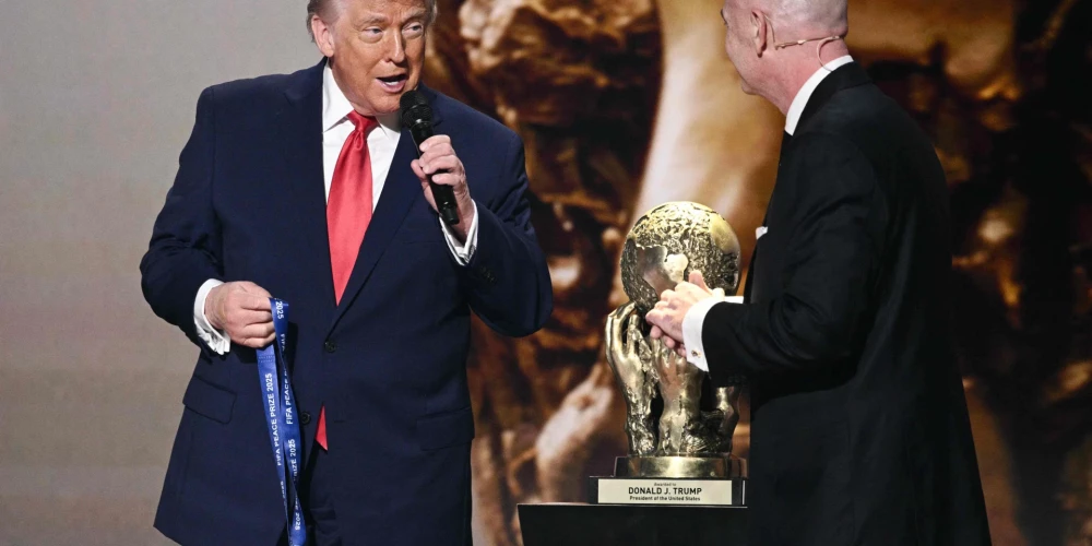 ASV prezidents Donalds Tramps piektdien ieguva jauno Starptautiskās Futbola federāciju asociācijas miera balvu.