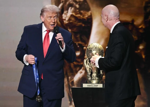 ASV prezidents Donalds Tramps piektdien ieguva jauno Starptautiskās Futbola federāciju asociācijas miera balvu.