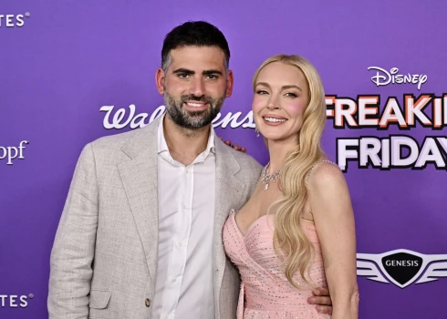 Lindsija Lohana ar vīru Baderu Šamasu filmas “Freakier Friday” pirmizrādes vakarā Losandželosā šā gada jūlijā.