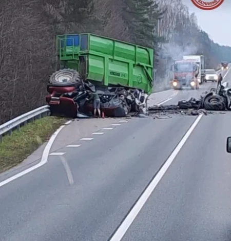 Traktora un auto sadursmes dēļ tika bloķēts autoceļš Liepāja-Rucava.
