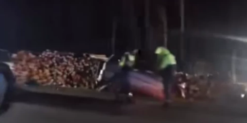 Uz P105 šosejas posmā Saldus–Ezere notikusi divu vieglo automašīnu frontālā sadursme. 