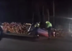 Uz P105 šosejas notikusi divu auto frontāla sadursme; satiksme apgrūtināta