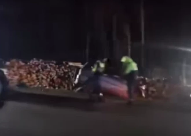 Uz P105 šosejas notikusi divu auto frontāla sadursme; satiksme apgrūtināta