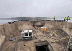 Virs un zem Daugavas top unikāli Ogres vārti. FOTO