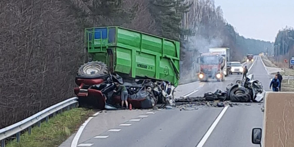 Uz autoceļa A11 notika ceļu satiksmes negadījums, kurā iesaistīts traktors un vieglais transportlīdzeklis "Ford Focus".