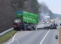 Piektdien uz Latvijas ceļiem dzīvību zaudējuši divi cilvēki