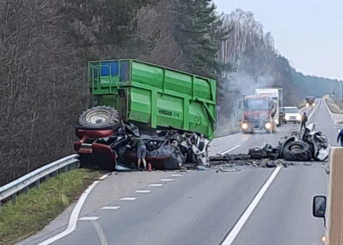 Uz autoceļa A11 notika ceļu satiksmes negadījums, kurā iesaistīts traktors un vieglais transportlīdzeklis "Ford Focus".