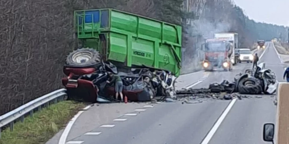 На трассе А11 произошло дорожно-транспортное происшествие с участием трактора и легкового автомобиля.