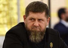 Kadirovs pēc drona trieciena Groznijas augstceltnē drebošā balsī uzrunā Ukrainu: "Dodiet lokāciju!"