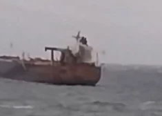 Bulgārijas piekrastē uz sēkļa uzskrējis Krievijas ēnu flotes tankkuģis, kas iepriekš cieta dronu uzbrukumā