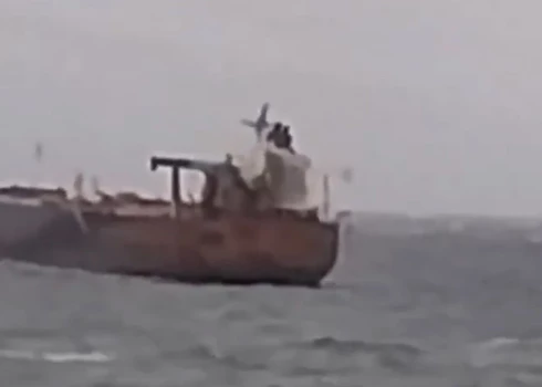 Apgabalā, kur "Kairos" uzskrējis uz sēkļa, Melnajā jūrā plosās spēcīga vētra.