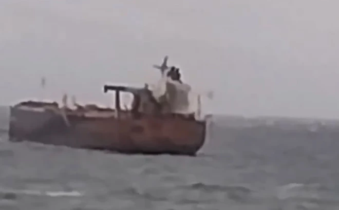 Apgabalā, kur "Kairos" uzskrējis uz sēkļa, Melnajā jūrā plosās spēcīga vētra.