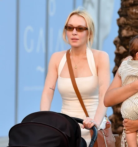 Недавно 39-летнюю Линдси Лохан заметили на прогулке с ребенком.