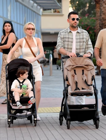 Линдси Лохан и её муж Бадер Шаммас были замечены во время прогулки в Майами вместе с их ребёнком и друзьями.