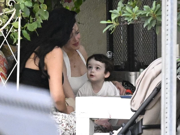 Компания остановилась в ресторане Call Me Gaby на ужин.