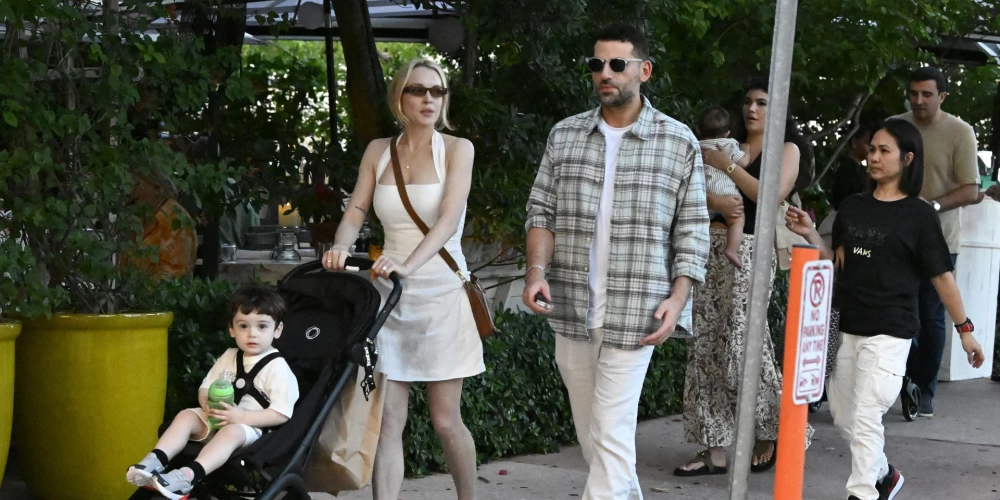 Линдси Лохан редко выходит в свет, но на этот раз она появилась вместе с мужем Бадером Шаммасом и их сыном Луаем, отправляясь на обед в Майами-Бич.