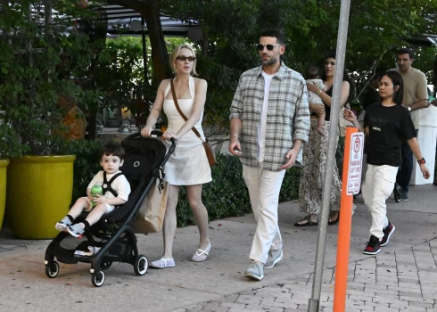 Линдси Лохан редко выходит в свет, но на этот раз она появилась вместе с мужем Бадером Шаммасом и их сыном Луаем, отправляясь на обед в Майами-Бич.