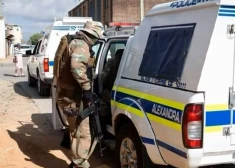 Dienvidāfrikā hostelī trīs vīrieši sarīko slaiktiņu un, mērķus nešķirojot, nošāvuši 11 cilvēkus