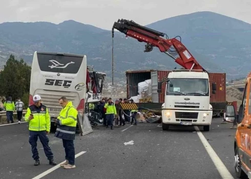 Autobuss ietriecies kravas automašīnā, kas bija apstājusies pārsprāgušas riepas dēļ.