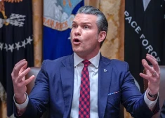 ASV aizsardzības ministrs Pīts Hegsets tiek turēts aizdomās par kara nozieguma izdarīšanu