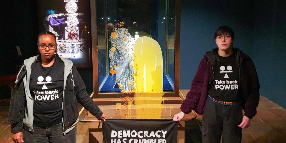 Protestētāji Londonas Tauerā apķēpājuši kroņa vitrīnu.