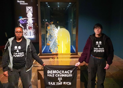 Protestētāji Londonas Tauerā apķēpājuši kroņa vitrīnu.