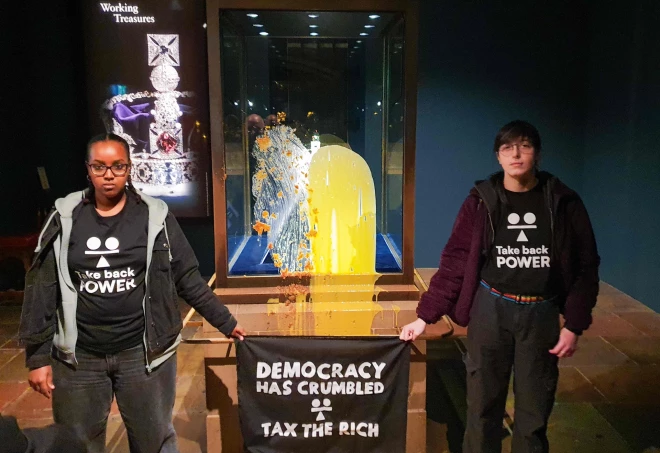 Protestētāji Londonas Tauerā apķēpājuši kroņa vitrīnu.