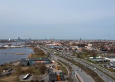 Sākta parakstu vākšana par to, lai Rīgā uzbūvētu tiltu gājējiem un velobraucējiem pār Krasta ielu