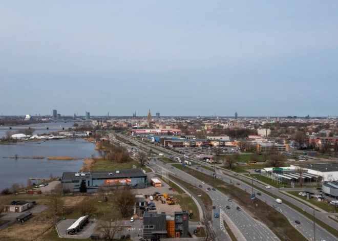 Sākta parakstu vākšana par to, lai Rīgā uzbūvētu tiltu gājējiem un velobraucējiem pār Krasta ielu