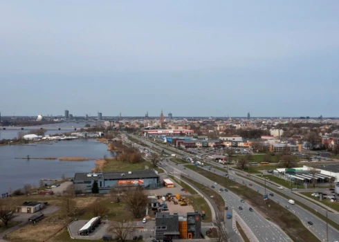 Собирают подписи за строительство пешеходно-велосипедного моста через улицу Краста.