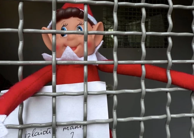 Valsts policijas Elfiņš iepriecina ar svētku blēņām.