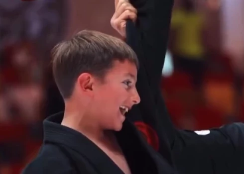 Neredzīgais Latvijas puisēns Mihaels kļūst par iedvesmu tūkstošiem visā pasaulē.