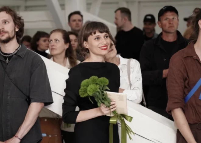 Pazīstamā latviešu māksliniece Krista Vindberga apprecējusies ar komponistu Kristu Auznieku, kurš iepriekš bija kopā ar pianistu Robertu Flaicu