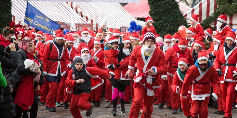 Сегодня Домская площадь наполнится Санта-Клаусами.