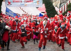 Благотворительный забег Санта-Клаусов в Риге в воскресенье соберет средства для детской медицины