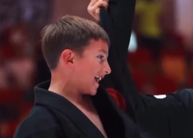 "Маленький герой из Латвии" - незрячий Михаил трогает мир своей невероятной победой