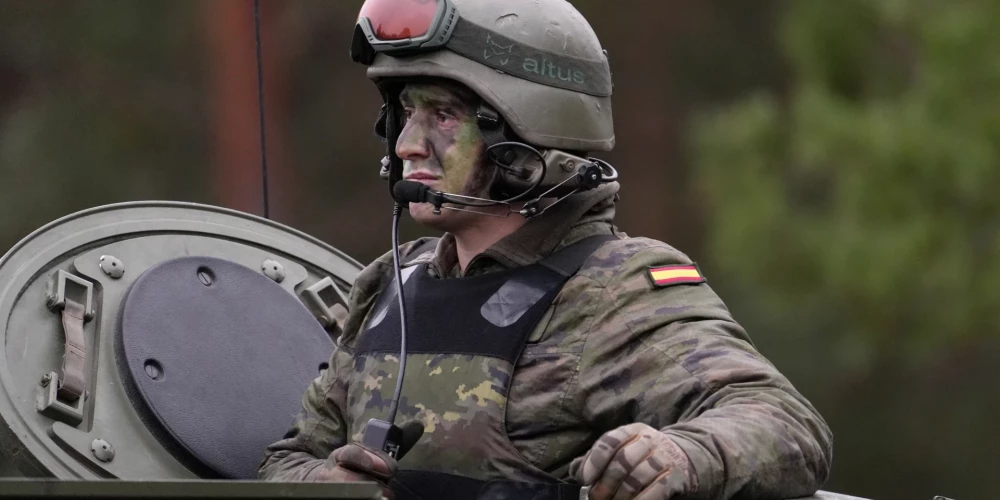 NATO Daudznacionālās brigādes Latvijā mācību "Resolute Warrior" tanku un smagās artilērijas manevru un kaujas šaušanas vingrinājums Ādažu poligonā./Ilustratīvs attēls.