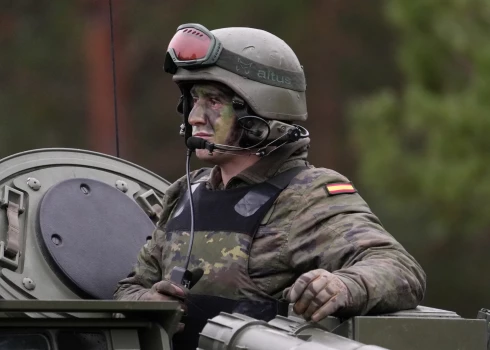 NATO Daudznacionālās brigādes Latvijā mācību "Resolute Warrior" tanku un smagās artilērijas manevru un kaujas šaušanas vingrinājums Ādažu poligonā./Ilustratīvs attēls.