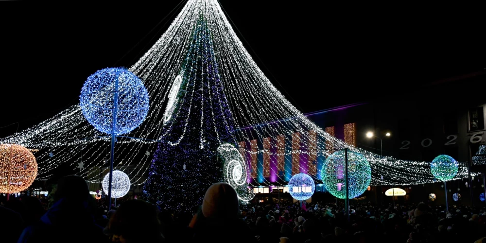 Рождественская елка на площади Виенибас в Даугавпилсе.