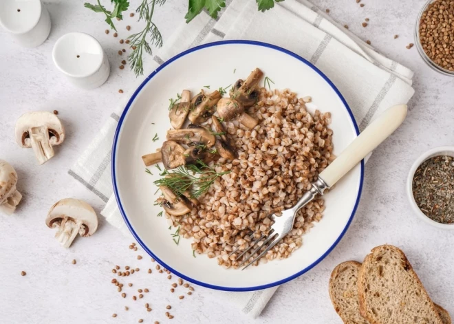 Гречка по-зимнему с грибами и луком: простое блюдо, которое согревает