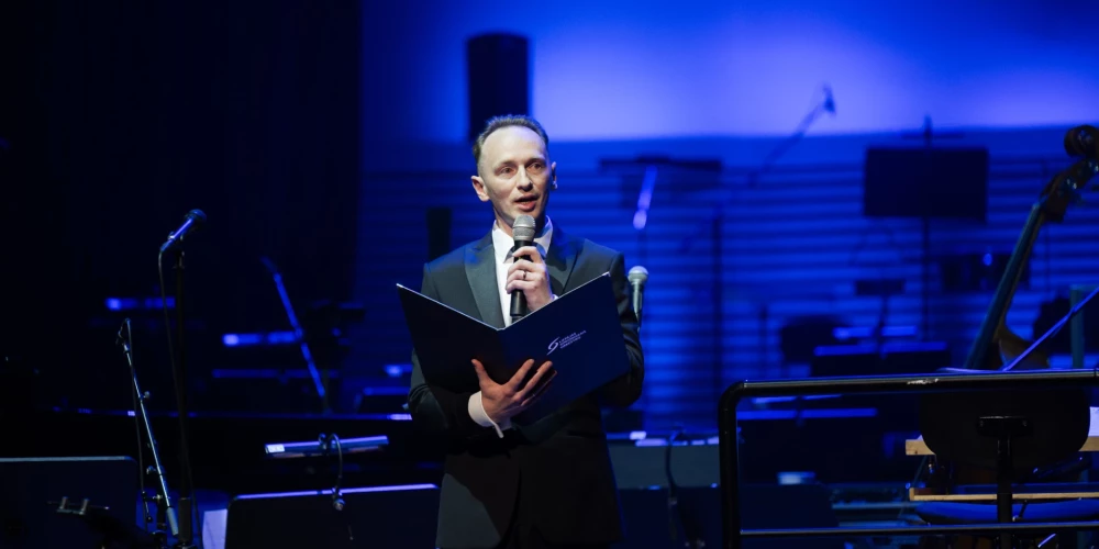 5. decembrī, uz Liepājas koncertzāles "Lielais dzintars" skatuves kāpa Liepājas Simfoniskais orķestris, Latvijas Radio bigbends un solisti, lai ar vērienīgu koncertu nosvinētu 80 gadu jubileju leģendārajam diriģentam, mūzikas pedagogam un aranžētājam Jēkabam Ozoliņam, pašam jubilāram esot pie diriģenta pults.