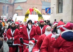 FOTO un VIDEO: Rīgā skrien liels daudzums Ziemassvētku vecīšu