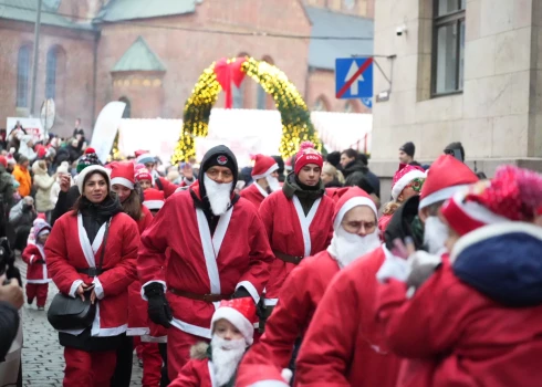 Ziemassvētku vecīšu labdarības skrējiens Vecrīgā.