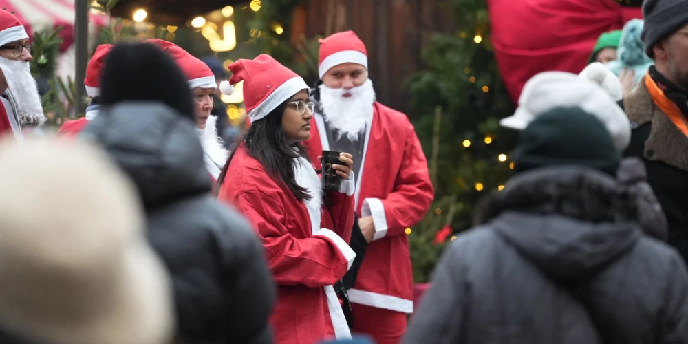 Ziemassvētku vecīši jau 18. reizi skrien pa Rīgu.