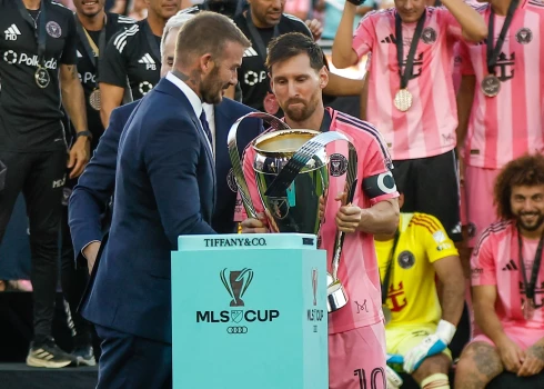 Maiami "Inter" prezidents un līdzīpašnieks Deivids Bekhems pasniedz MLS trofeju kluba kapteinim Lionelam Mesi