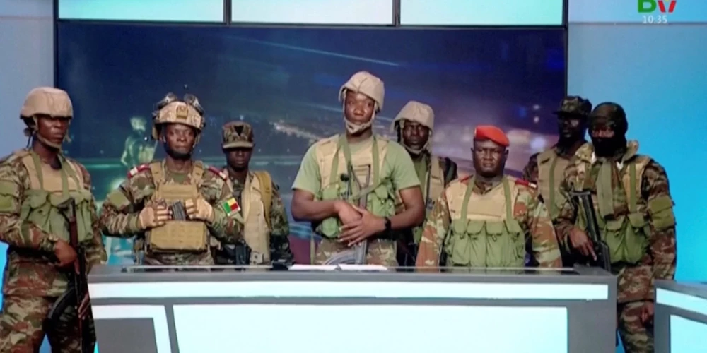 Pirms tam karavīru grupa Beninas televīzijā paziņoja par varas sagrābšanu