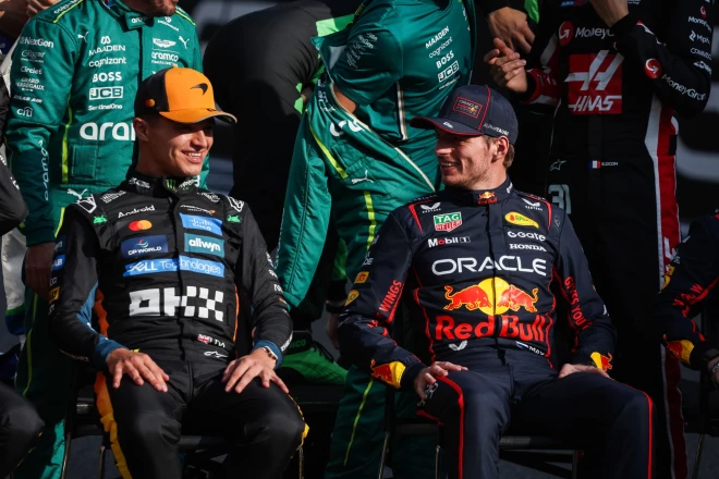 Lando Noriss (pa kreisi) pārtraucis Maksa Verstapena (pa labi) četru čempiontitulu sēriju